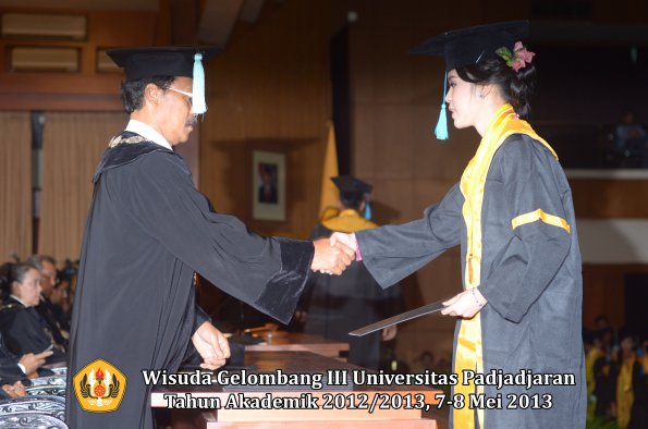 wisuda-unpad-gel-iii-ta-2012_2013-fakultas-ilmu-budaya-oleh-dekan-105