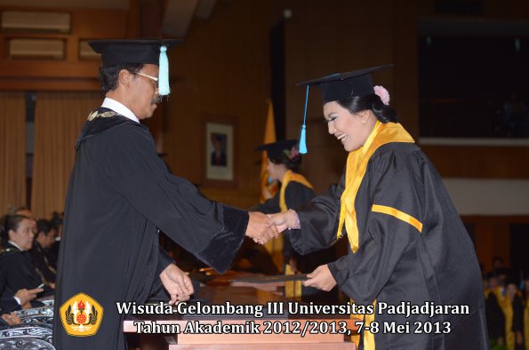 wisuda-unpad-gel-iii-ta-2012_2013-fakultas-ilmu-budaya-oleh-dekan-106