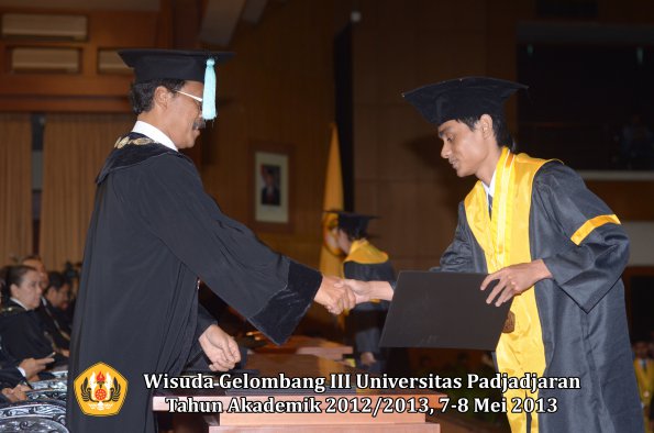 wisuda-unpad-gel-iii-ta-2012_2013-fakultas-ilmu-budaya-oleh-dekan-108