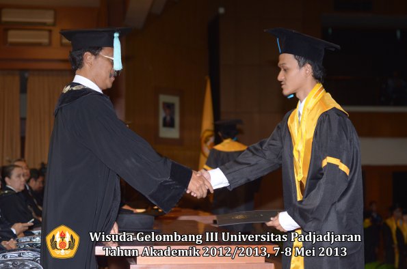 wisuda-unpad-gel-iii-ta-2012_2013-fakultas-ilmu-budaya-oleh-dekan-111