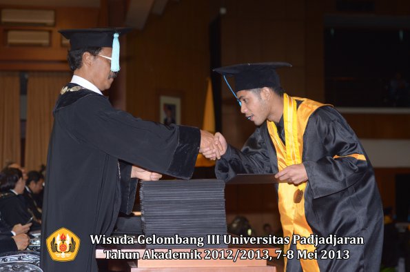 wisuda-unpad-gel-iii-ta-2012_2013-fakultas-ilmu-budaya-oleh-dekan-112