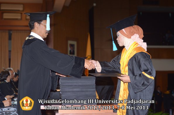 wisuda-unpad-gel-iii-ta-2012_2013-fakultas-ilmu-budaya-oleh-dekan-113