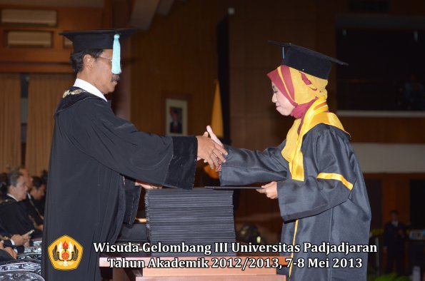 wisuda-unpad-gel-iii-ta-2012_2013-fakultas-ilmu-budaya-oleh-dekan-114