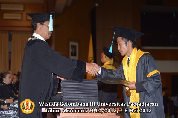 wisuda-unpad-gel-iii-ta-2012_2013-fakultas-ilmu-budaya-oleh-dekan-115