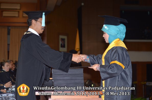 wisuda-unpad-gel-iii-ta-2012_2013-fakultas-ilmu-budaya-oleh-dekan-117