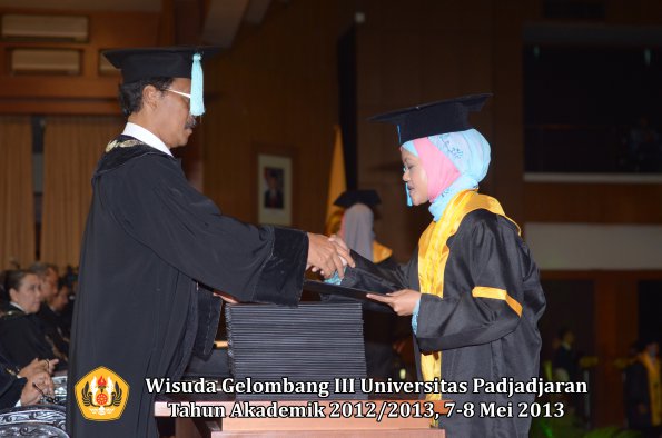 wisuda-unpad-gel-iii-ta-2012_2013-fakultas-ilmu-budaya-oleh-dekan-119