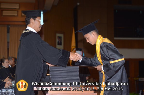 wisuda-unpad-gel-iii-ta-2012_2013-fakultas-ilmu-budaya-oleh-dekan-120