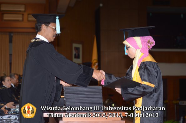 wisuda-unpad-gel-iii-ta-2012_2013-fakultas-ilmu-budaya-oleh-dekan-121