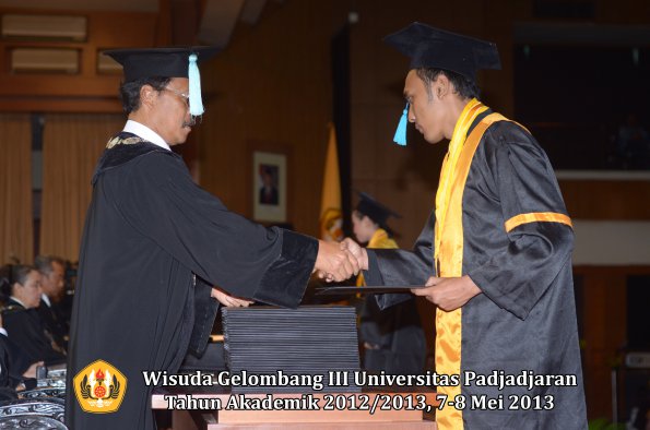 wisuda-unpad-gel-iii-ta-2012_2013-fakultas-ilmu-budaya-oleh-dekan-124