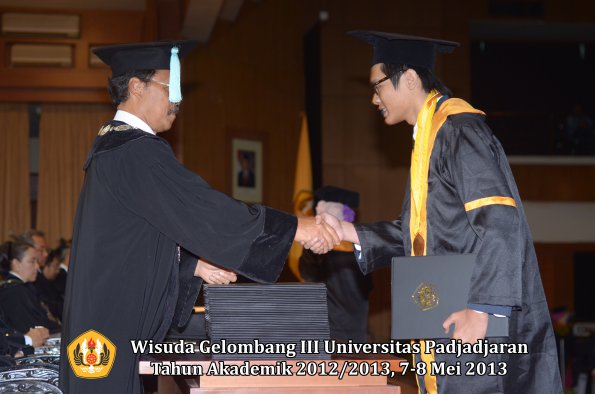 wisuda-unpad-gel-iii-ta-2012_2013-fakultas-ilmu-budaya-oleh-dekan-126