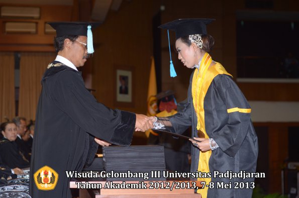 wisuda-unpad-gel-iii-ta-2012_2013-fakultas-ilmu-budaya-oleh-dekan-130