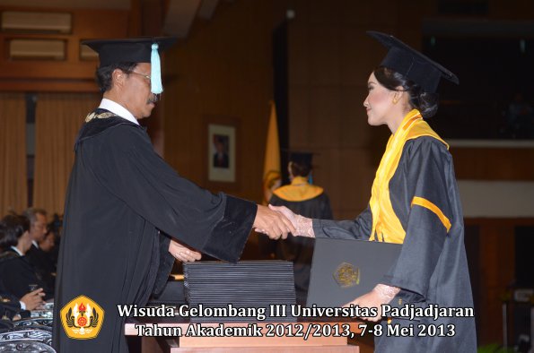 wisuda-unpad-gel-iii-ta-2012_2013-fakultas-ilmu-budaya-oleh-dekan-131