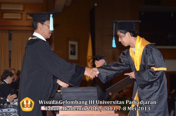 wisuda-unpad-gel-iii-ta-2012_2013-fakultas-ilmu-budaya-oleh-dekan-134