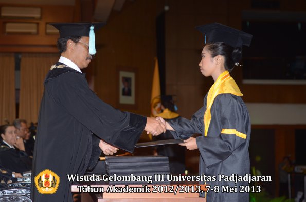 wisuda-unpad-gel-iii-ta-2012_2013-fakultas-ilmu-budaya-oleh-dekan-139