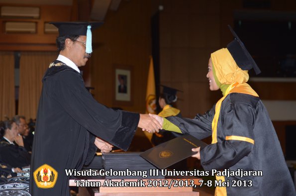 wisuda-unpad-gel-iii-ta-2012_2013-fakultas-ilmu-budaya-oleh-dekan-140