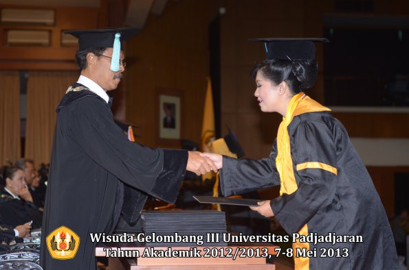 wisuda-unpad-gel-iii-ta-2012_2013-fakultas-ilmu-budaya-oleh-dekan-141