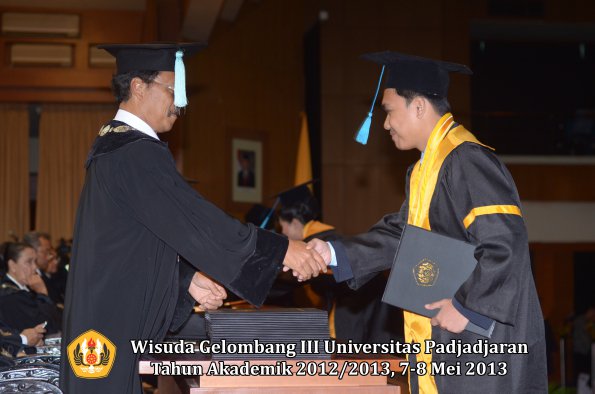 wisuda-unpad-gel-iii-ta-2012_2013-fakultas-ilmu-budaya-oleh-dekan-142