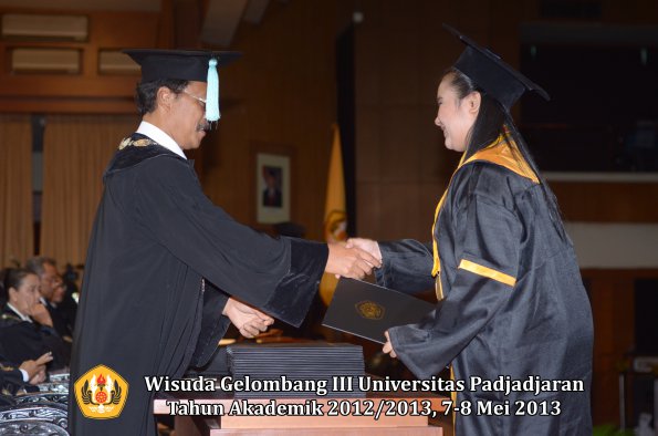 wisuda-unpad-gel-iii-ta-2012_2013-fakultas-ilmu-budaya-oleh-dekan-143