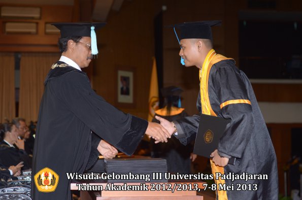 wisuda-unpad-gel-iii-ta-2012_2013-fakultas-ilmu-budaya-oleh-dekan-144