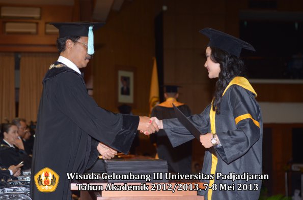 wisuda-unpad-gel-iii-ta-2012_2013-fakultas-ilmu-budaya-oleh-dekan-145