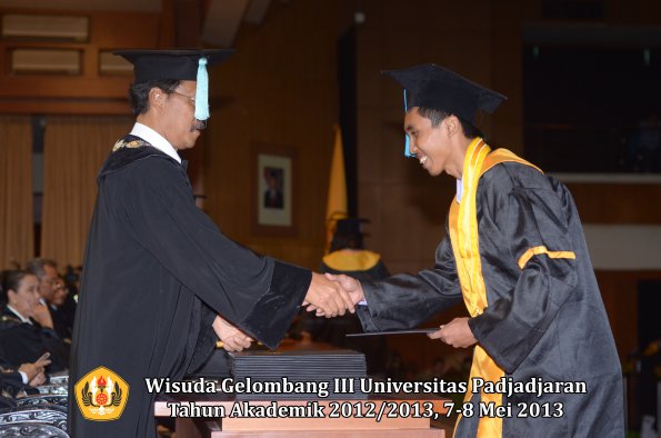 wisuda-unpad-gel-iii-ta-2012_2013-fakultas-ilmu-budaya-oleh-dekan-146