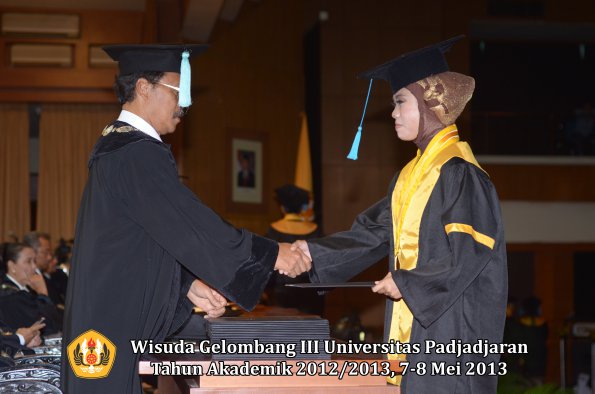 wisuda-unpad-gel-iii-ta-2012_2013-fakultas-ilmu-budaya-oleh-dekan-147