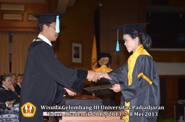 wisuda-unpad-gel-iii-ta-2012_2013-fakultas-ilmu-budaya-oleh-dekan-148