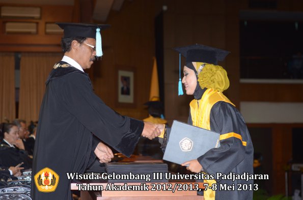 wisuda-unpad-gel-iii-ta-2012_2013-fakultas-ilmu-budaya-oleh-dekan-149