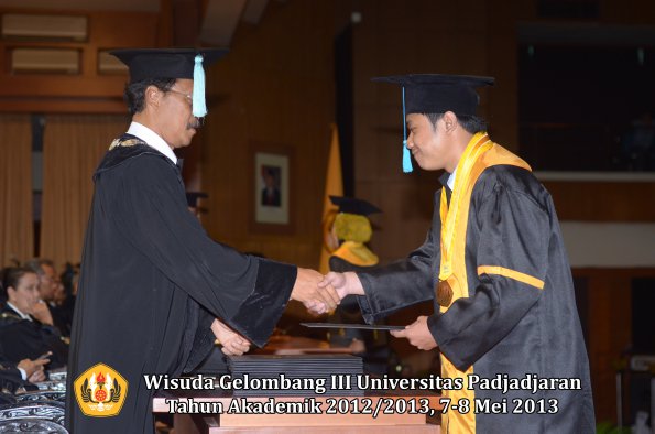 wisuda-unpad-gel-iii-ta-2012_2013-fakultas-ilmu-budaya-oleh-dekan-150