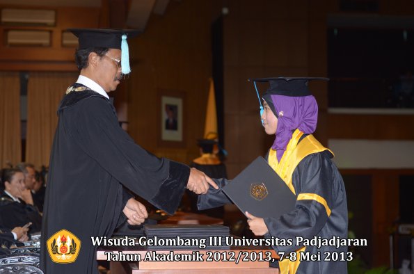 wisuda-unpad-gel-iii-ta-2012_2013-fakultas-ilmu-budaya-oleh-dekan-151