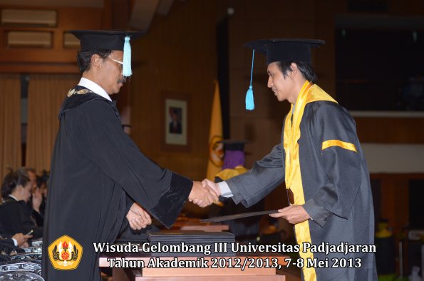 wisuda-unpad-gel-iii-ta-2012_2013-fakultas-ilmu-budaya-oleh-dekan-152