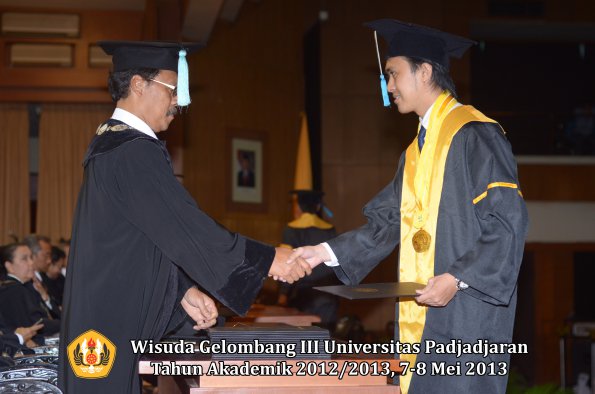 wisuda-unpad-gel-iii-ta-2012_2013-fakultas-ilmu-budaya-oleh-dekan-153