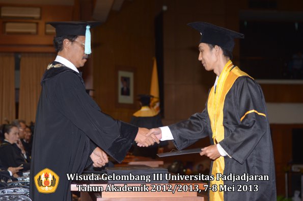 wisuda-unpad-gel-iii-ta-2012_2013-fakultas-ilmu-budaya-oleh-dekan-154