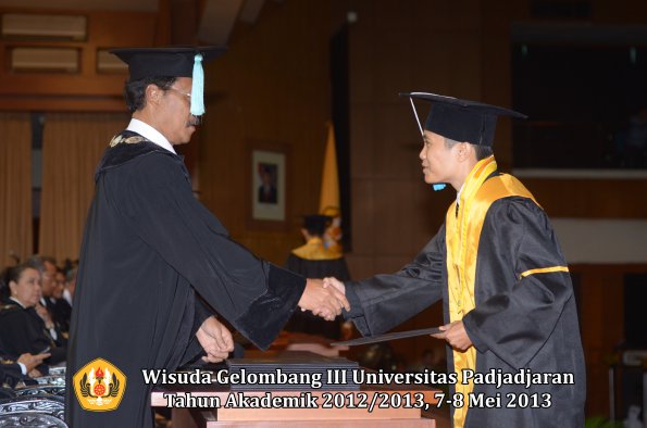 wisuda-unpad-gel-iii-ta-2012_2013-fakultas-ilmu-budaya-oleh-dekan-155