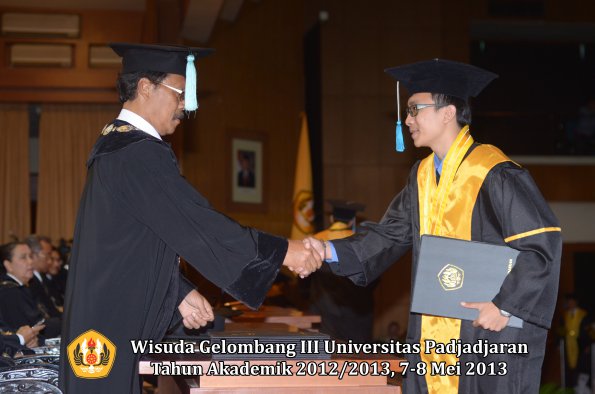 wisuda-unpad-gel-iii-ta-2012_2013-fakultas-ilmu-budaya-oleh-dekan-156