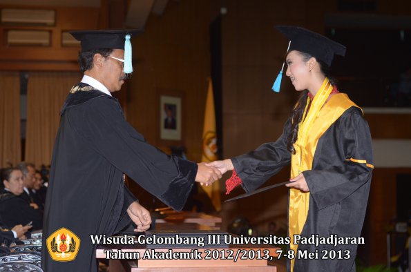 wisuda-unpad-gel-iii-ta-2012_2013-fakultas-ilmu-budaya-oleh-dekan-157