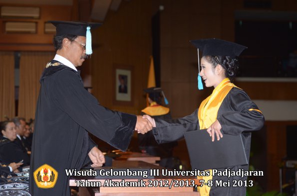 wisuda-unpad-gel-iii-ta-2012_2013-fakultas-ilmu-budaya-oleh-dekan-158