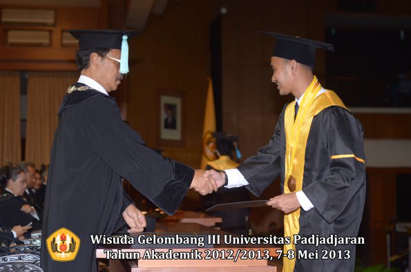 wisuda-unpad-gel-iii-ta-2012_2013-fakultas-ilmu-budaya-oleh-dekan-159