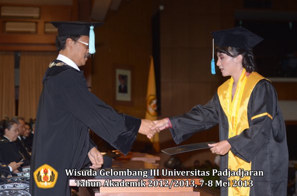 wisuda-unpad-gel-iii-ta-2012_2013-fakultas-ilmu-budaya-oleh-dekan-160