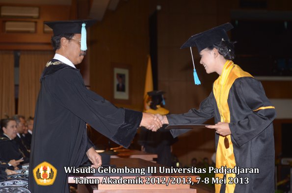 wisuda-unpad-gel-iii-ta-2012_2013-fakultas-ilmu-budaya-oleh-dekan-162