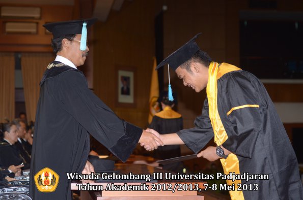 wisuda-unpad-gel-iii-ta-2012_2013-fakultas-ilmu-budaya-oleh-dekan-163