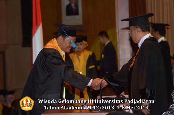 wisuda-unpad-gel-iii-ta-2012_2013-fakultas-ilmu-budaya-oleh-rektor-012