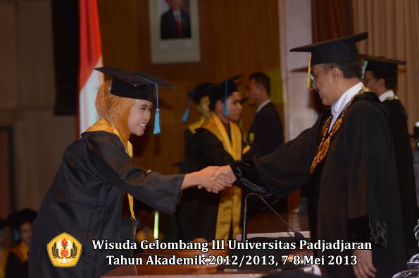 wisuda-unpad-gel-iii-ta-2012_2013-fakultas-ilmu-budaya-oleh-rektor-013