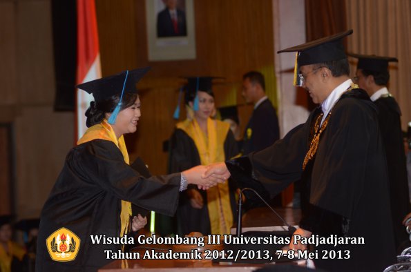 wisuda-unpad-gel-iii-ta-2012_2013-fakultas-ilmu-budaya-oleh-rektor-017