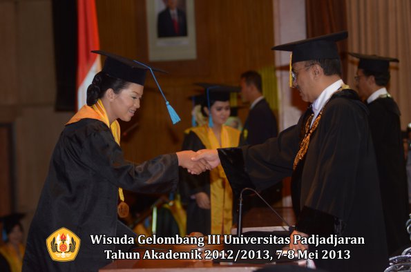 wisuda-unpad-gel-iii-ta-2012_2013-fakultas-ilmu-budaya-oleh-rektor-031