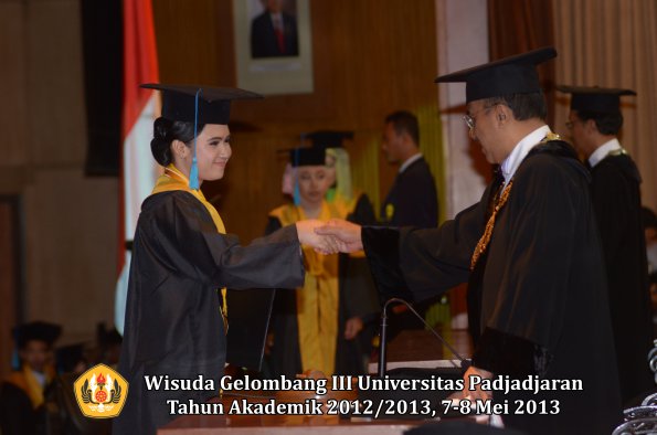 wisuda-unpad-gel-iii-ta-2012_2013-fakultas-ilmu-budaya-oleh-rektor-032