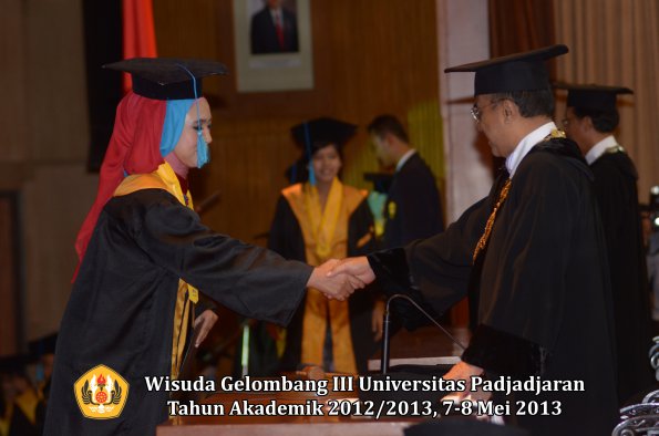 wisuda-unpad-gel-iii-ta-2012_2013-fakultas-ilmu-budaya-oleh-rektor-046