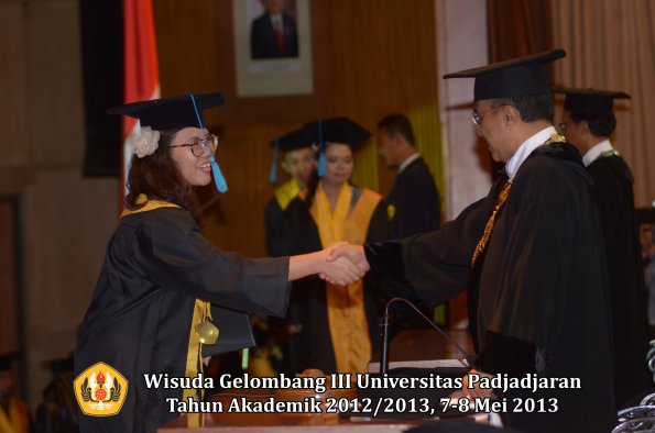 wisuda-unpad-gel-iii-ta-2012_2013-fakultas-ilmu-budaya-oleh-rektor-051