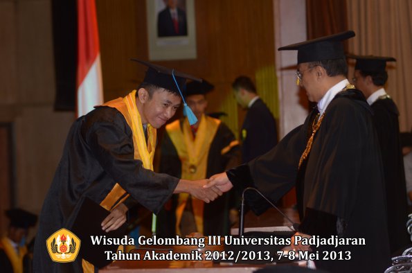 wisuda-unpad-gel-iii-ta-2012_2013-fakultas-ilmu-budaya-oleh-rektor-053