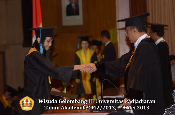 wisuda-unpad-gel-iii-ta-2012_2013-fakultas-ilmu-budaya-oleh-rektor-055